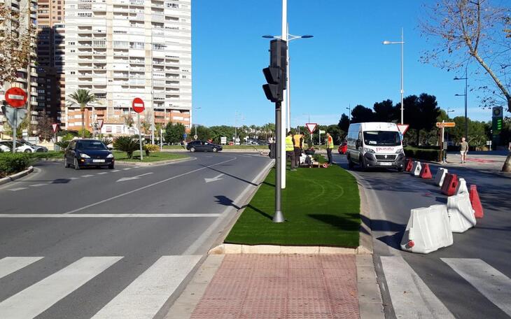 Benidorm mejora la imagen de los accesos a la ciudad instalando césped artificial en rotondas y medianas