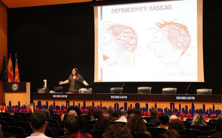 Más de un centenar de trabajadores municipales asisten al taller de formación en igualdad impartido por Marina Marroquí 