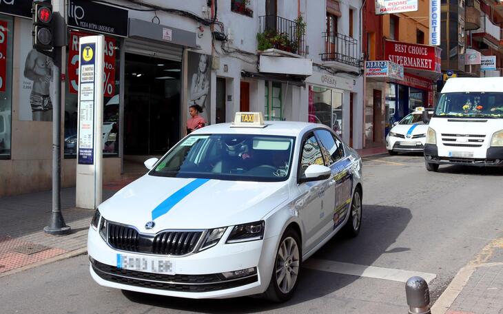 La Generalitat acepta la propuesta de Benidorm y los taxistas de la Comunitat podrán llevar 7 y hasta 9 pasajeros