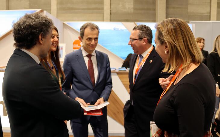El ministro de Innovación visita el ‘stand’ de Benidorm en Fitur