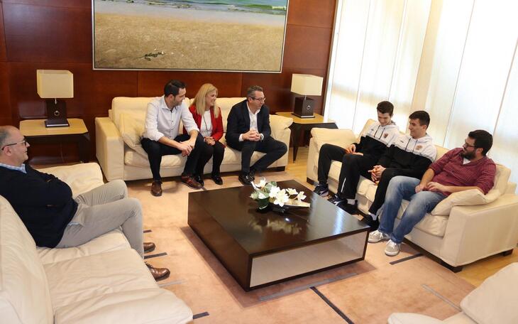 El alcalde recibe a los jugadores del Club Baloncesto Benidorm que han participado en los campeonatos de España de selecciones autonómicas