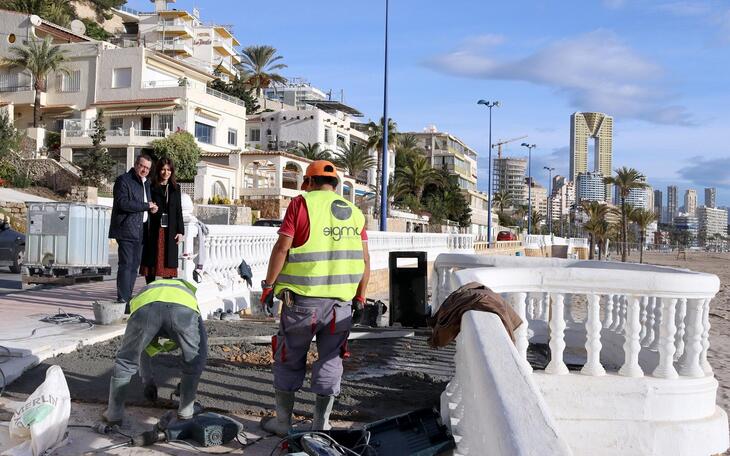 El Ayuntamiento mejora la accesibilidad de la playa de Poniente 