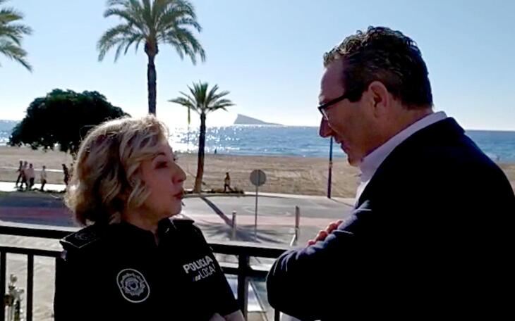 El alcalde visita el rodaje de la película “Nieva en Benidorm”