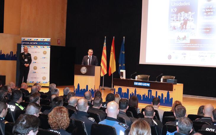 Policías de toda España y Europa participan en Benidorm en unas jornadas de unidades caninas