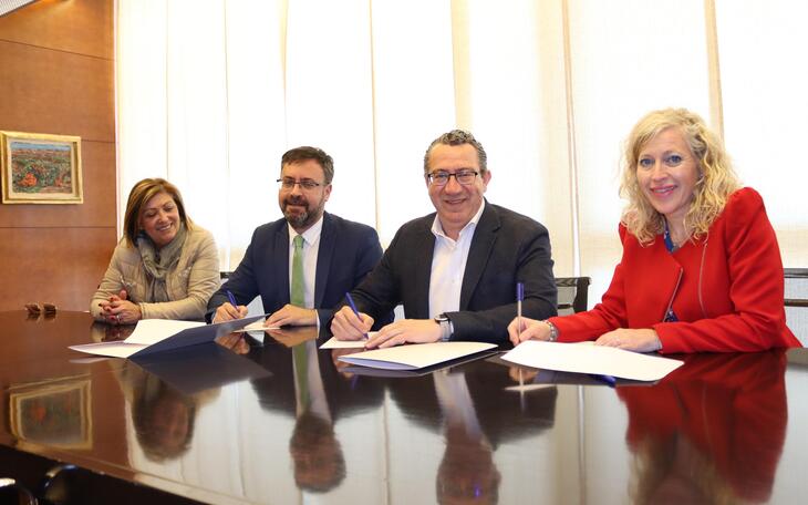 Renovado el convenio entre Ayuntamiento y Llorente Bus que bonifica a los usuarios del ‘Pepa Esperanza’