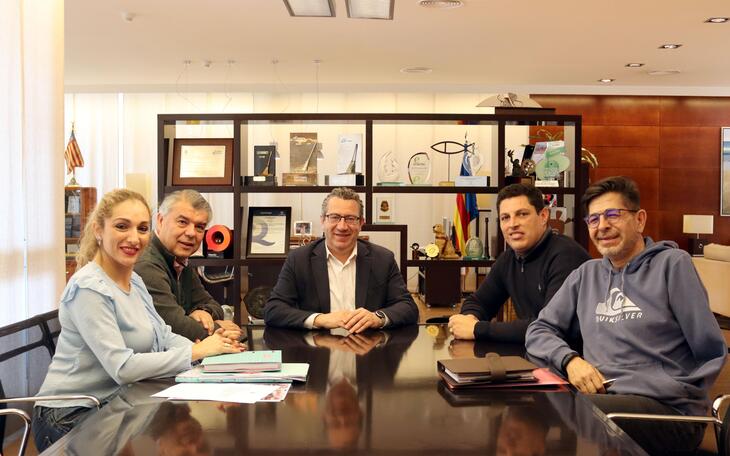 El alcalde recibe a la nueva Junta Directiva de la Hermandad del Rocío