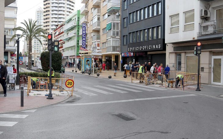 Benidorm instalará semáforos en el suelo del cruce de Ruzafa con Herrerías y Emilio Ortuño, uno de los más utilizados por los peatones