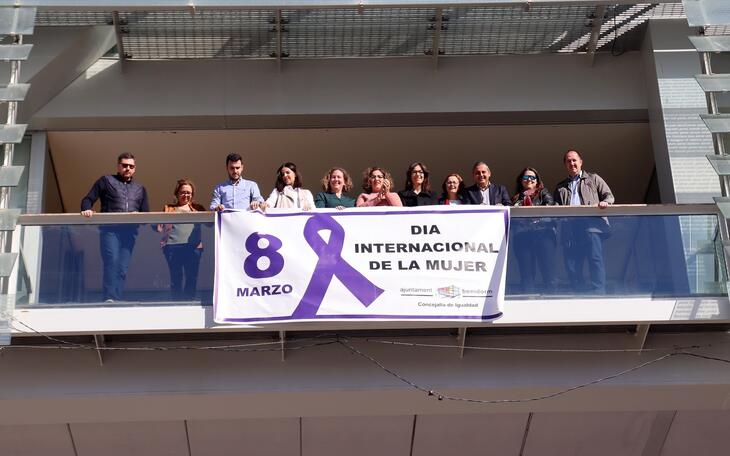 La pancarta en el balcón del Ayuntamiento anuncia la celebración del 8 de marzo en Benidorm