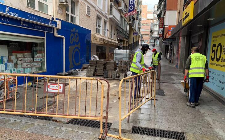El Ayuntamiento arregla el pavimento de la calle Sol para mejorar el itinerario peatonal de la zona centro 