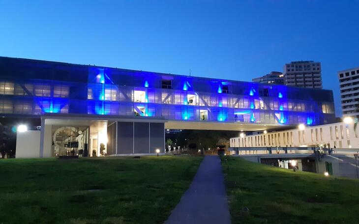 El Ayuntamiento de Benidorm, en el Día Mundial de la Enfermería, ilumina de azul su fachada