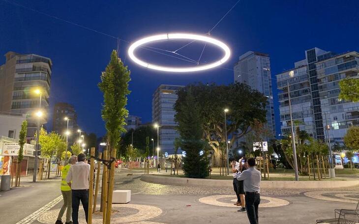 Benidorm instala las primeras luminarias suspendidas diseñadas en exclusiva para la obra de Mediterráneo 