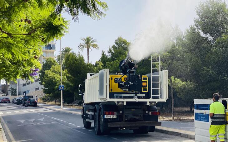 Benidorm incorpora un cañón nebulizador para desinfectar las calles de forma rápida 