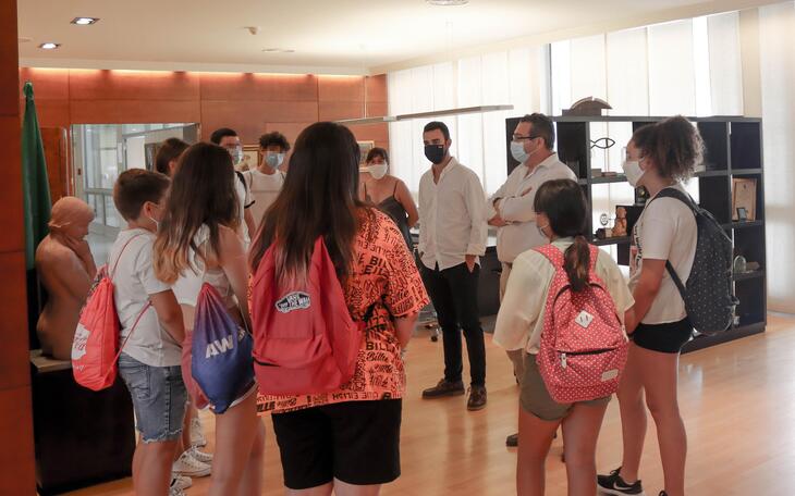 Los jóvenes de ‘Verano 2020’ visitan la casa de todos los benidormenses
