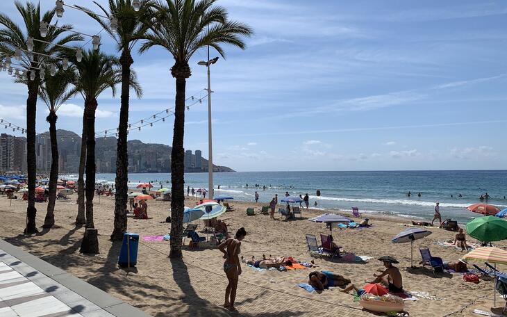 Aforo completo en la primera jornada de acceso a la playa de Levante con reserva de parcela
