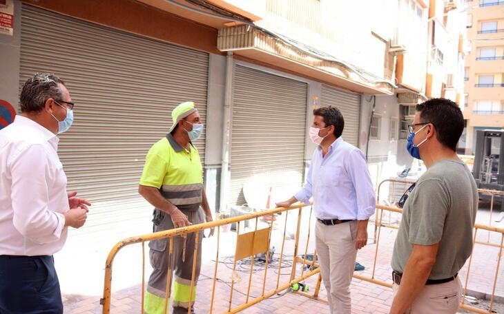 El presidente de la diputación se interesa por la remodelación de la calle Polop