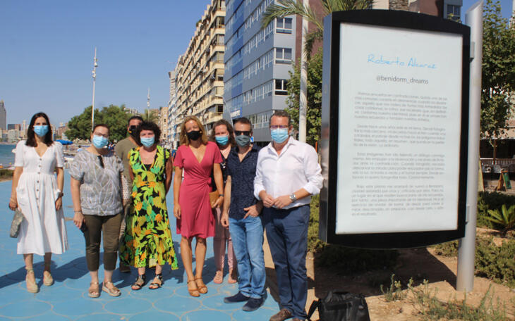 Benidorm viste el Paseo de Poniente con la obra de Roberto Alcaraz
