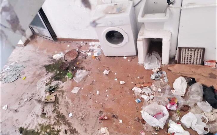 El PSOE exige al equipo de Gobierno que limpie las zonas exteriores de los inmuebles de propiedad municipal de la Plaza del Prelado Antonio Bayona