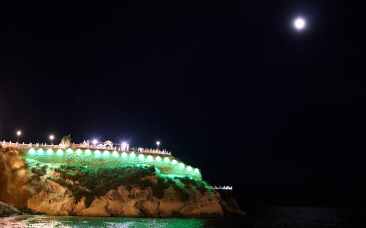 Benidorm se suma a la commemoració del Dia Mundial Contra el Càncer il·luminant El Castell i El Tossal...