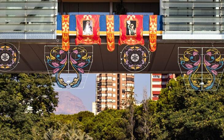 Festes anima a la població a engalanar els balcons en honor als patrons...