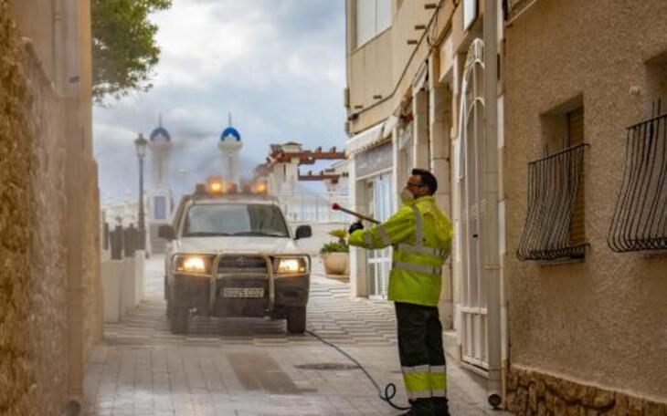Un nou vehicle polvoritzador per a desinfectar els carrers estrets del barri antic...