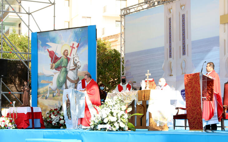Benidorm honra a Sant Jaume amb una missa major al parc de l