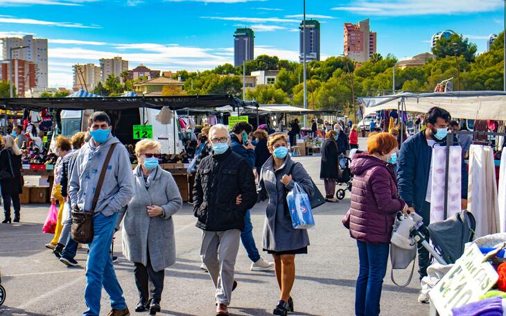 Més de 8.000 persones acudixen al mercat ambulant municipal en el primer dia de reobertura del tèxtil i calcer...