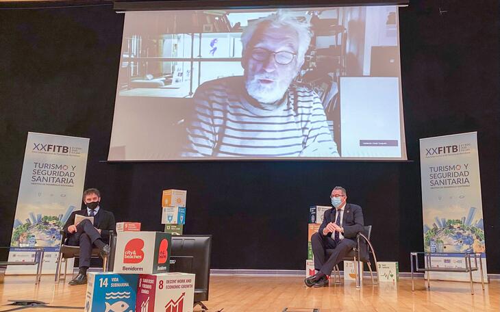 At the closing of the XX International Tourism Forum, Oscar Tusquets praises the urbanism of Benidorm...
