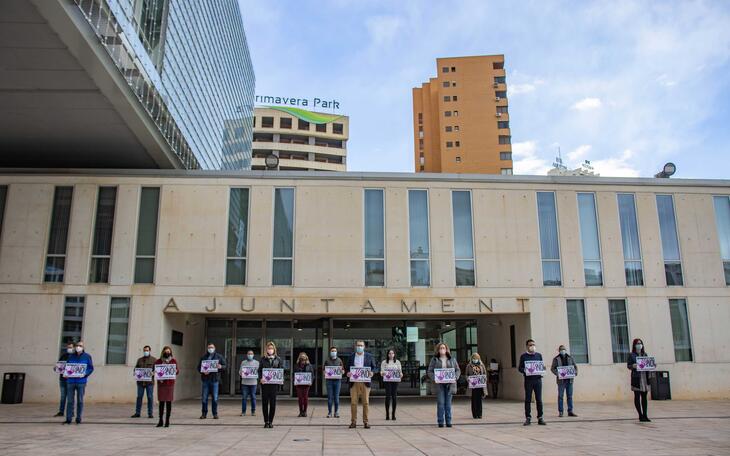Benidorm guarda un minut de silenci per la dona assassinada el dimecres a Pontevedra...