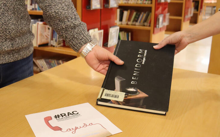 Benidorm activates ‘BiblioRAC’, the project of books at home for people over 65 and vulnerable people...