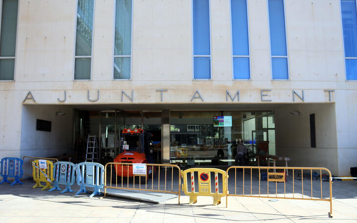 Benidorm mejora la accesibilidad del edificio del ayuntamiento con la instalación de puertas automáticas