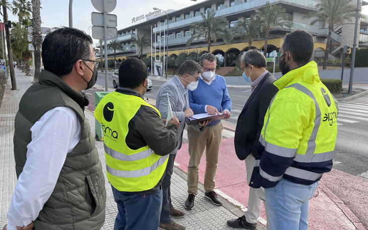 El alcalde de Benidorm, Toni Pérez, junto con los técnicos municipales en la avenida Severo Ochoa