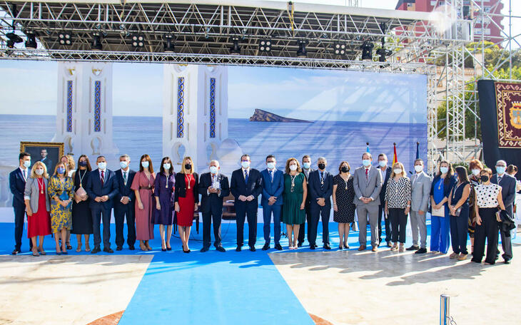 Quico el Fotógrafo rodeado por la corporación municipal.