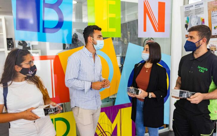 Los ganadores con el concejal de Juventud, Jaime Jesús Pérez