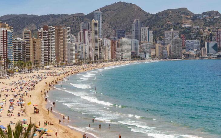 Benidorm incrementa los servicios de vigilancia, salvamento, socorrismo, limpieza, desinfección y atención en las playas