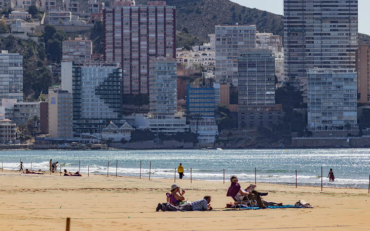 Benidorm fija el horario de apertura de las playas y calas: desde las 07.00 a las 22.30 horas 