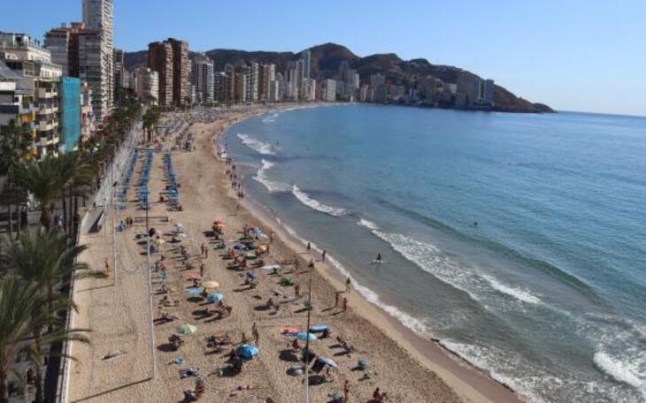Ciudadanos pide reducir las hamacas en Levante este verano para disponer de más parcelas gratuitas y evitar reservas telemáticas