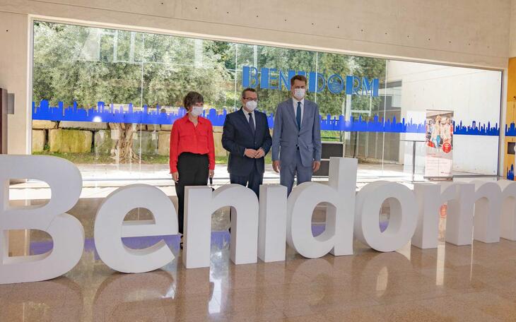 Toni Pérez reivindica ante el embajador del Reino Unido los datos y el trabajo de Benidorm, “posiblemente el destino más seguro del mundo”