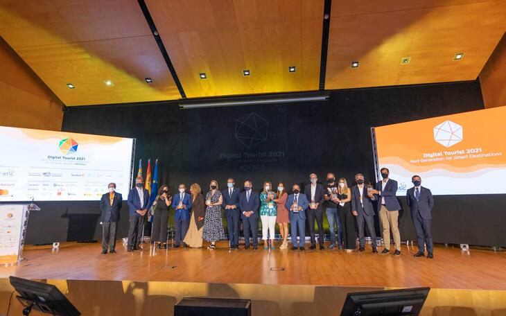 Foto de grupo con todos los premiados.
