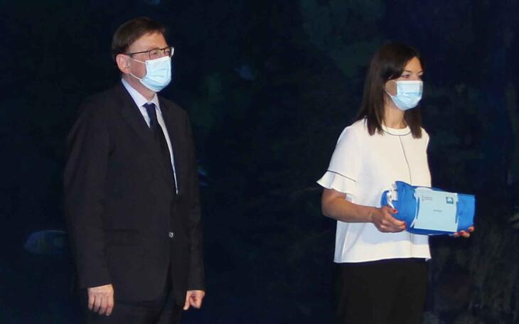 Mónica Gómez con las banderas azules de Benidorm junto al president de la Generalitat, Ximo Puig.