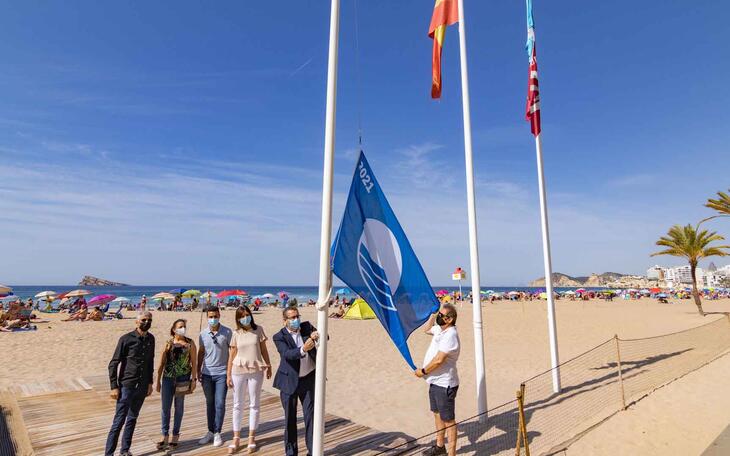 Toni Pérez durante el izado de la bandera azul de Levante.