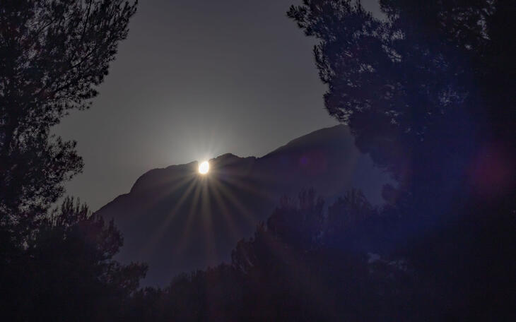 Un año más, el Sol se pone por el Puig Campana en el solsticio de verano