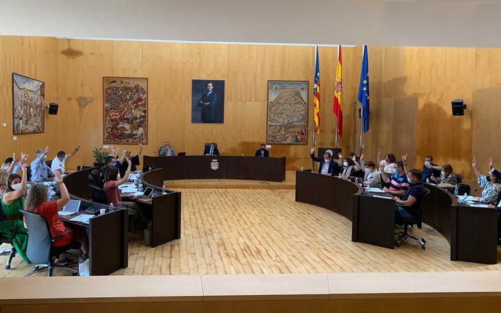 El pleno acuerda por unanimidad acogerse a la ampliación del ‘Plan Edificant’ para mejorar 13 centros educativos