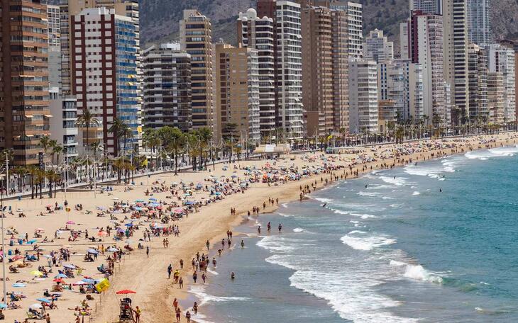 Benidorm contratará durante 3 meses a 58 menores de 30 años como informadores de playas