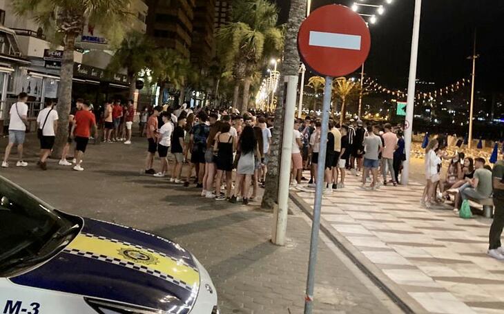 Ciudadanos alerta ante aglomeraciones de jóvenes bebiendo alcohol en el paseo de Levante con Benidorm en situación de Riesgo Alto