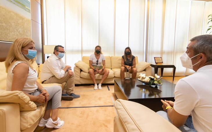 Toni Pérez recibe a la embajadora de la Costa Blanca Cup, Sandra Paños