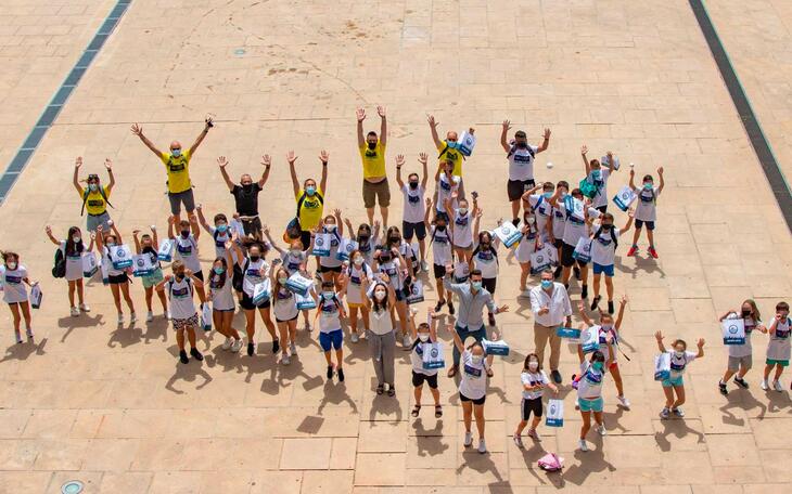 Los jóvenes y monitores con el alcalde, Toni Pérez, y los concejales de Juventud y Educación, Jaime Jesús Pérez y Maite Moreno.