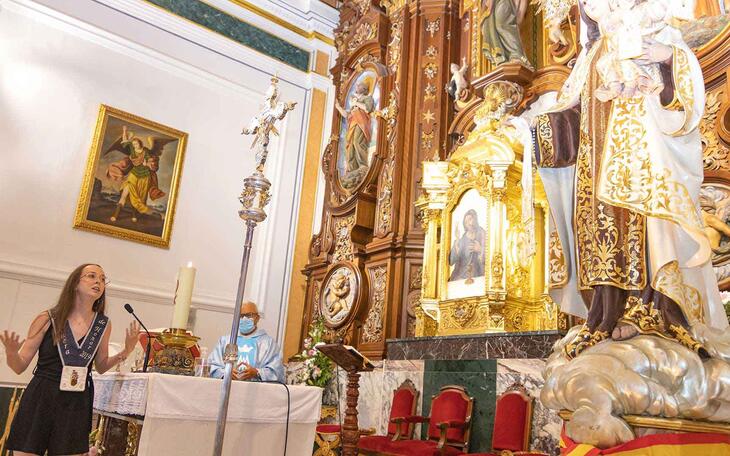 Laura Pascual Llambrich recita su poema a la Virgen del Carmen.
