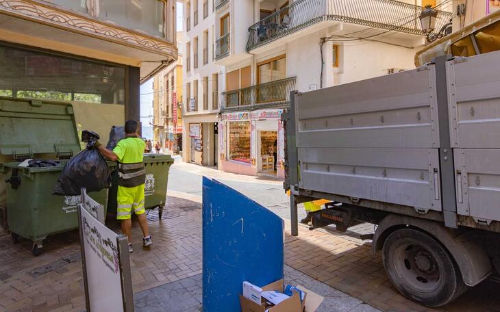Un operario recoge uno de los contenedores.