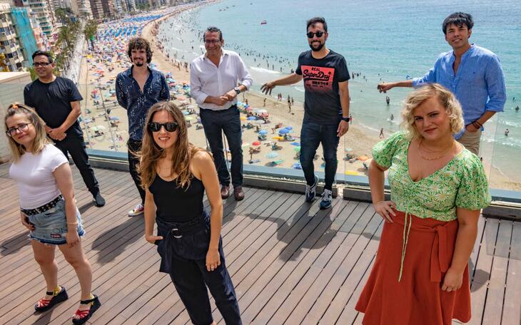 Toni Pérez junto al elenco de El Cover.
