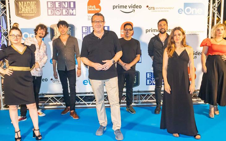Toni Pérez y el elenco de actores de El Cover.